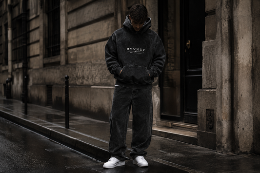 Comment porter le hoodie oversize : 4 looks streetwear pour toute l'année