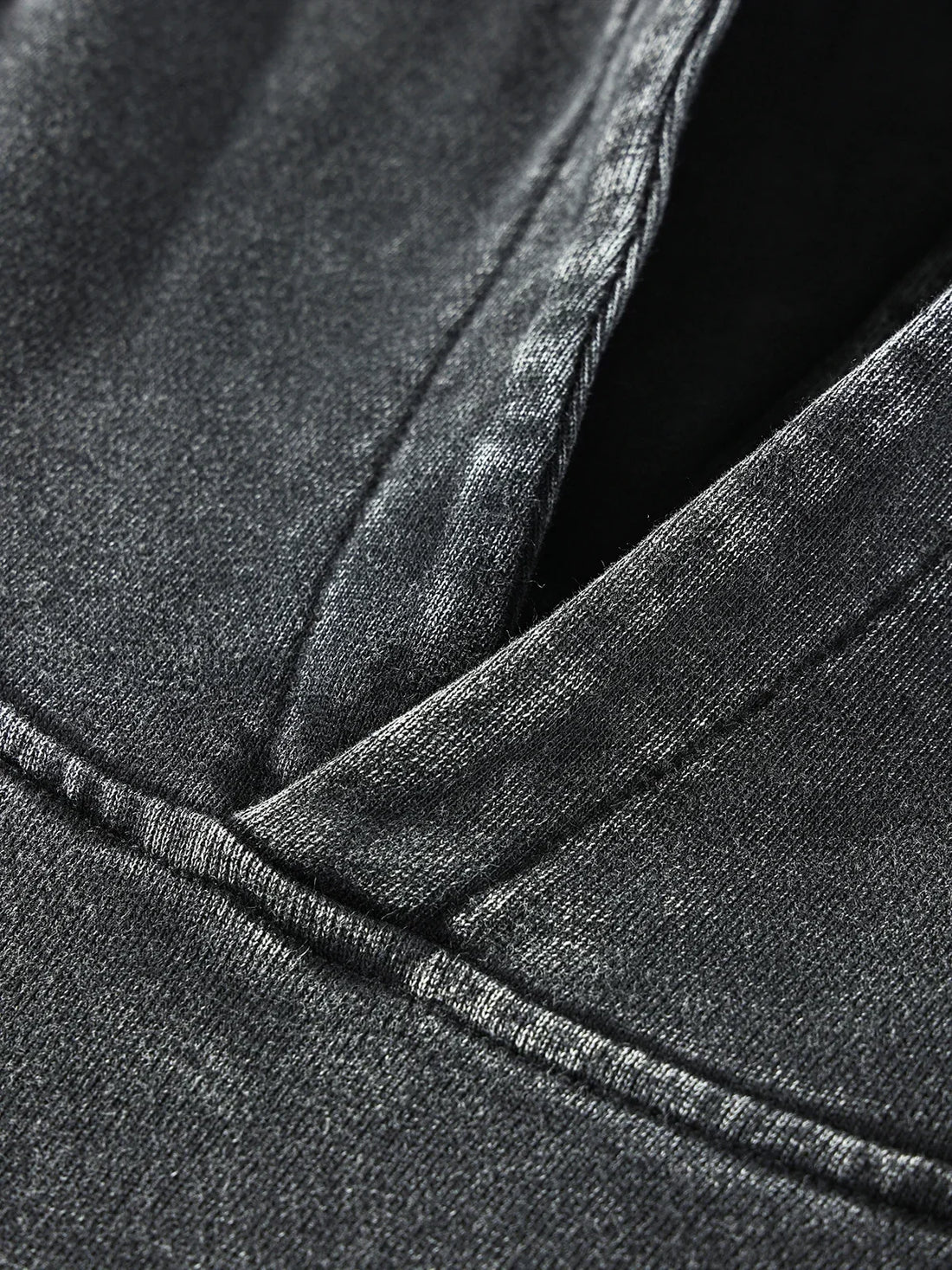Détail du molleton d'un hoodie oversize RYVNZY, gros plan sur la maille